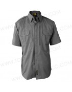 Camisa táctica de manga corta.
